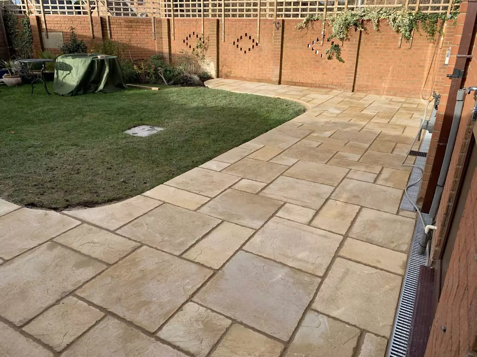 Landscaping a garden. New patio – Calcot / Reading.